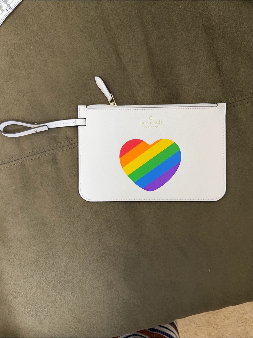 Kate Spade New York White Rainbow Heart Leather Wristlet EUC - Picture 2 of 4